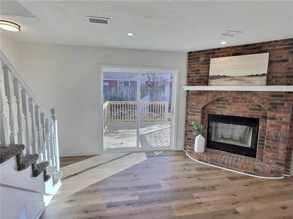 309A E Main St, Smithville, MO 64089