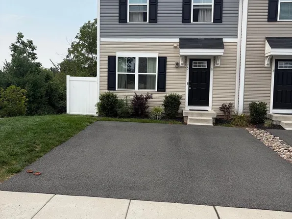 15 Castle Dr, Gilbertsville, PA 19525
