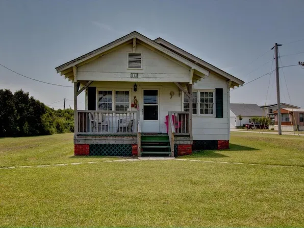 818 Island Rd, Harkers Island, NC 28531