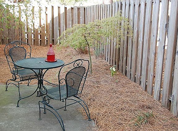 This picture is to small to see the full patio and gass grill