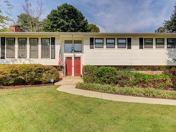 3rd image of 8533 Dresden Dr