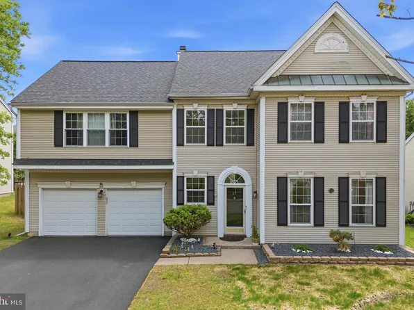 25 Navesink Dr, Pennington, NJ 08534