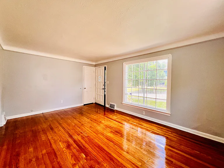 8606 Rosewood Ave — Photo 3
