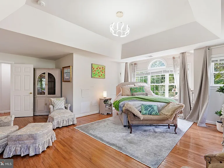 1072 Safa St — Photo 37