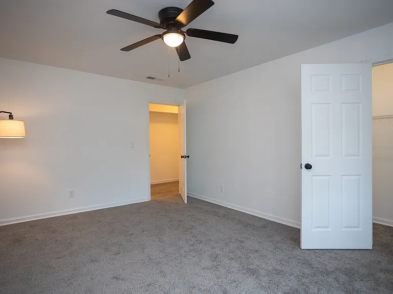 Country Club Apartments — Photo 21
