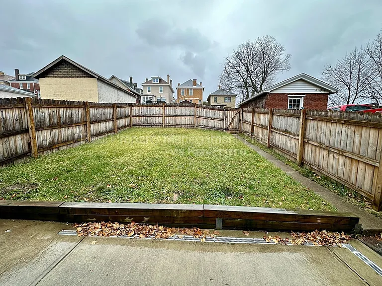 1112 Kelton Ave — Photo 13