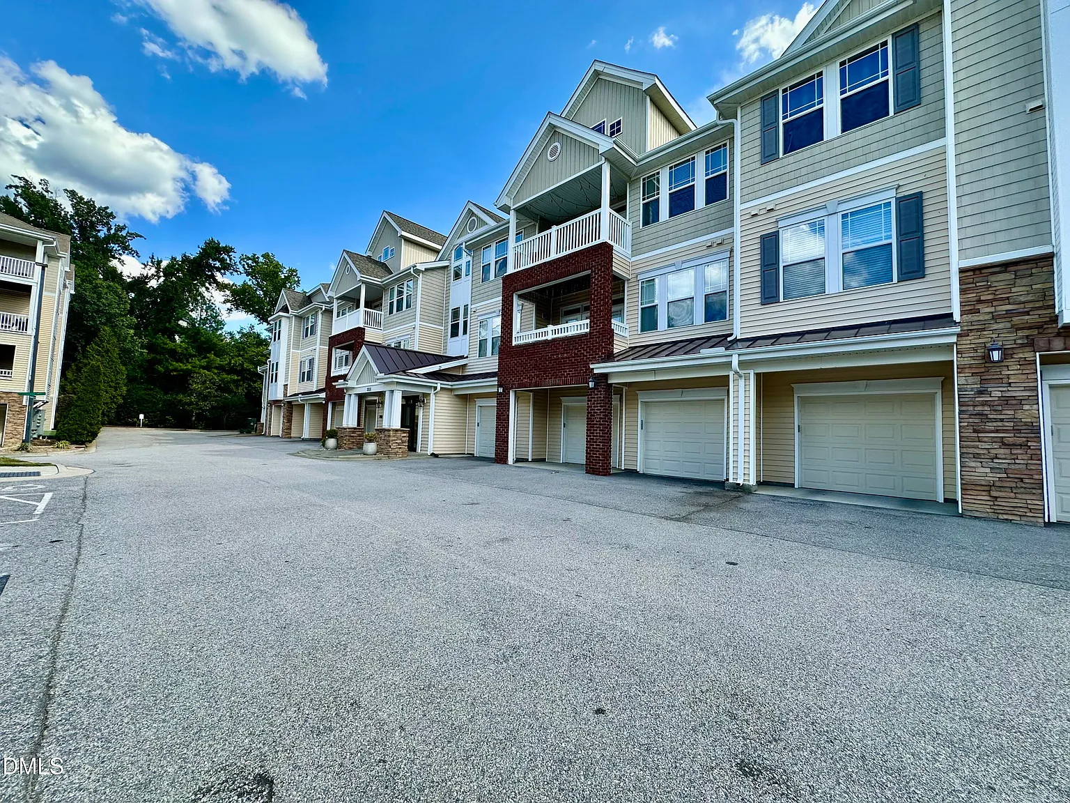 2 bed, 2.5 bath, 1172 sqft, $1,650 — Photo 2
