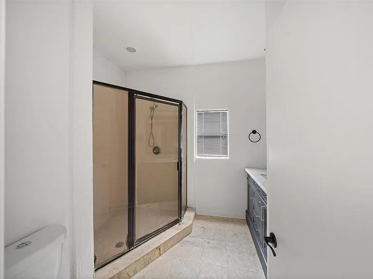 518 Hawthorne St #1 — Photo 10
