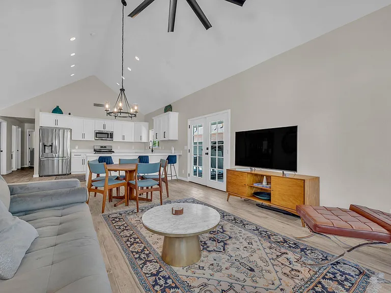 325 E Mitchell Dr — Photo 6
