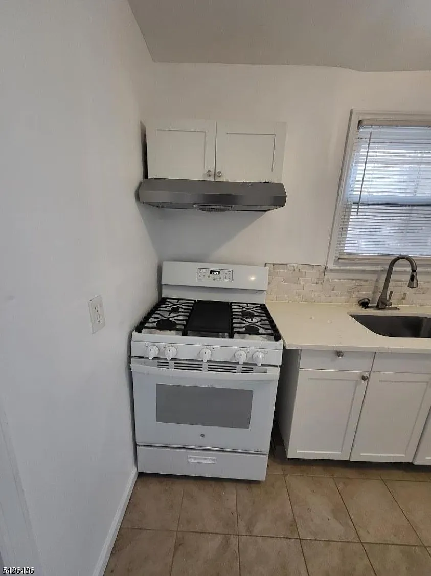 2 bed, 1.0 bath, $1,800 — Photo 3