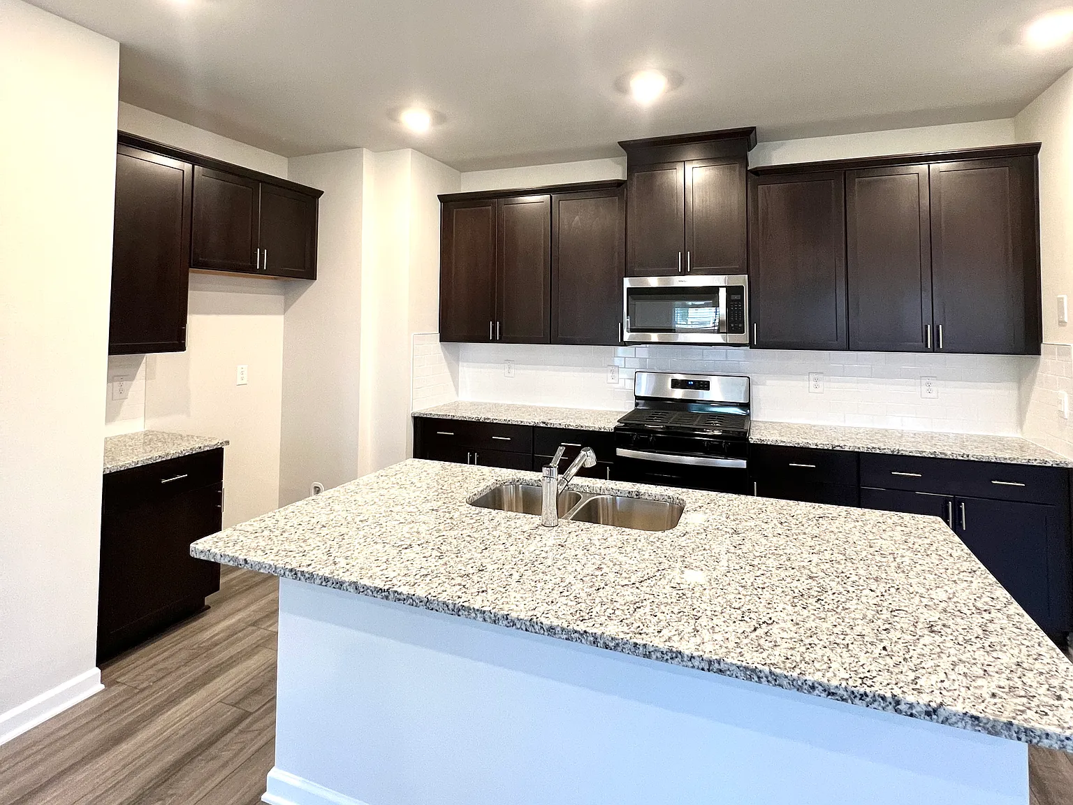 4 bed, 2.5 bath, 1934 sqft, $2,500 — Photo 3