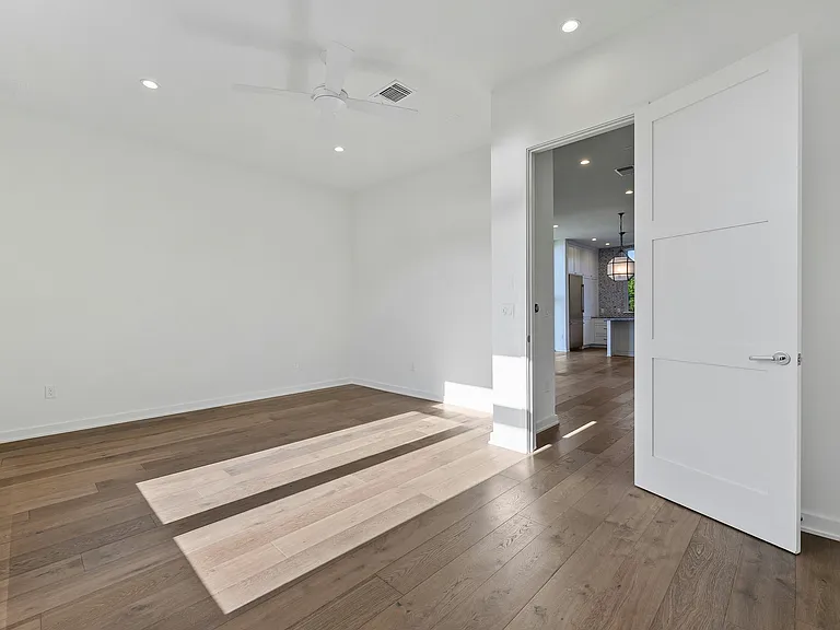 2518 Sutherland St — Photo 11