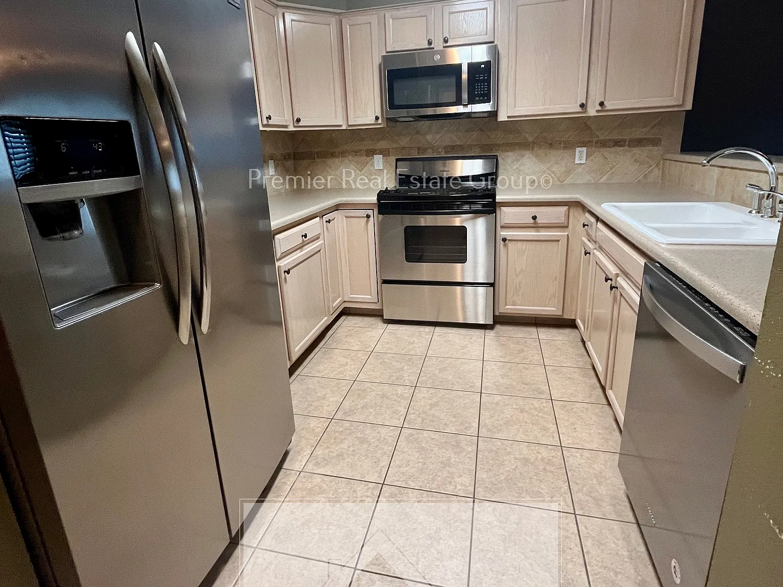 3 bed, 3.5 bath, 1930 sqft, $1,985 — Photo 4