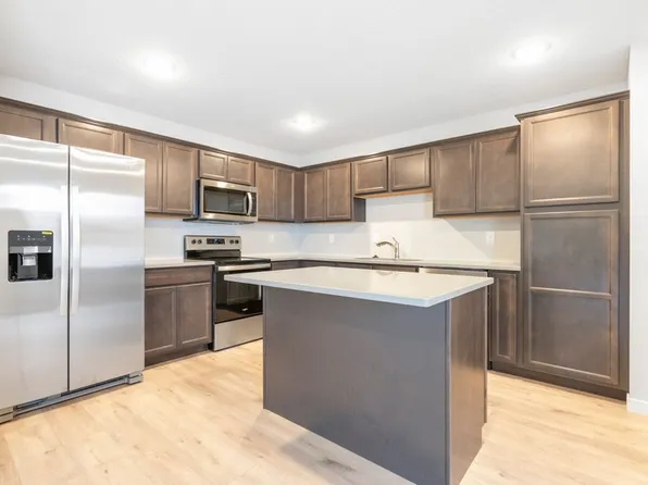127 Axlewood Dr, Waterloo, IA 50701