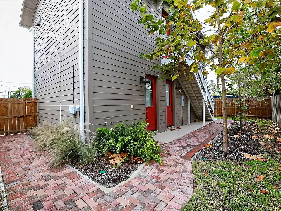 210 E Columbus Dr #B