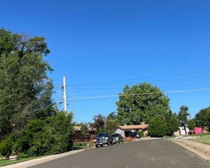 Exterior Neighborhood (street photo)
