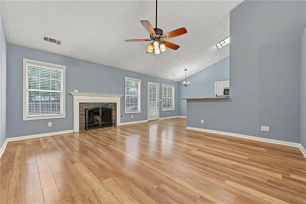 3 bed, 2.0 bath, 1763 sqft, $2,000 — Photo 4