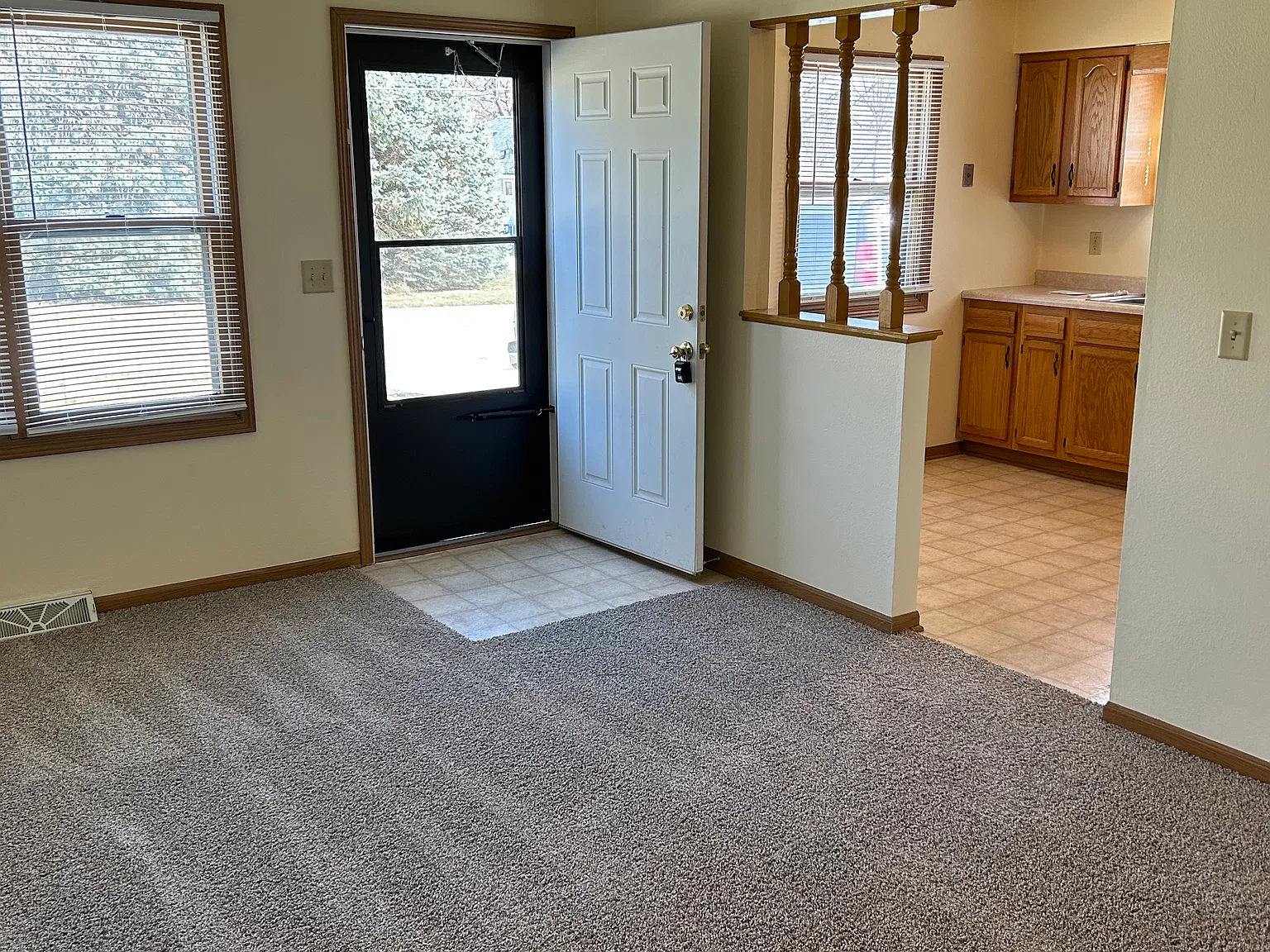 2 bed, 704 sqft, $1,050 — Photo 2
