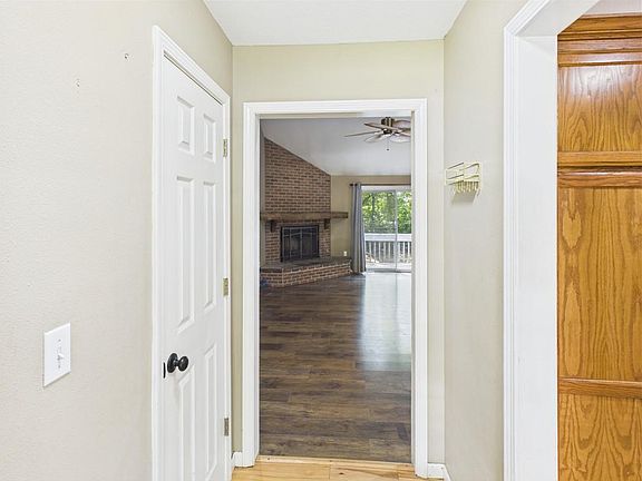 3rd image of 1407 Woodlawn Dr