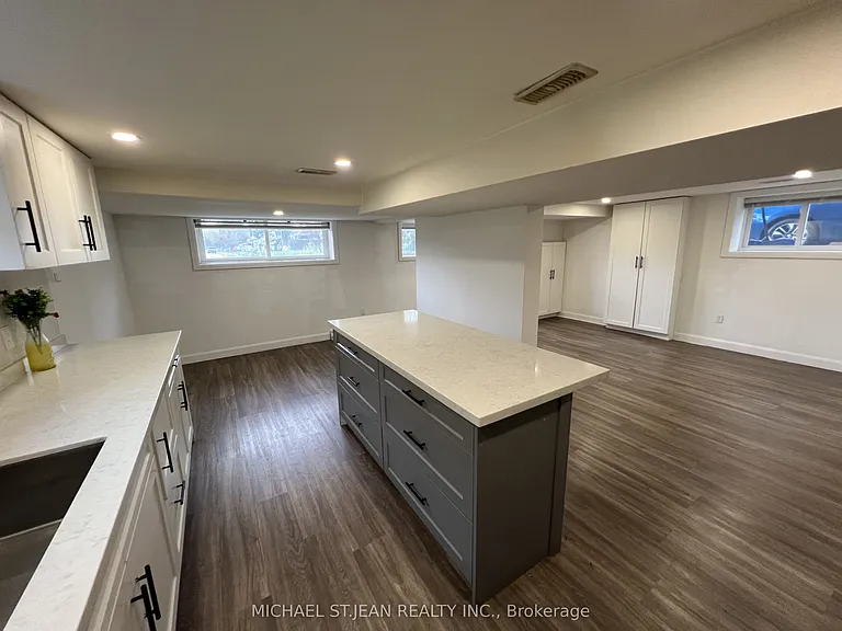176 Queensdale Ave E #LOWER — Photo 5