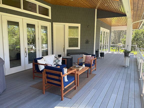 Covered porch w/speakers