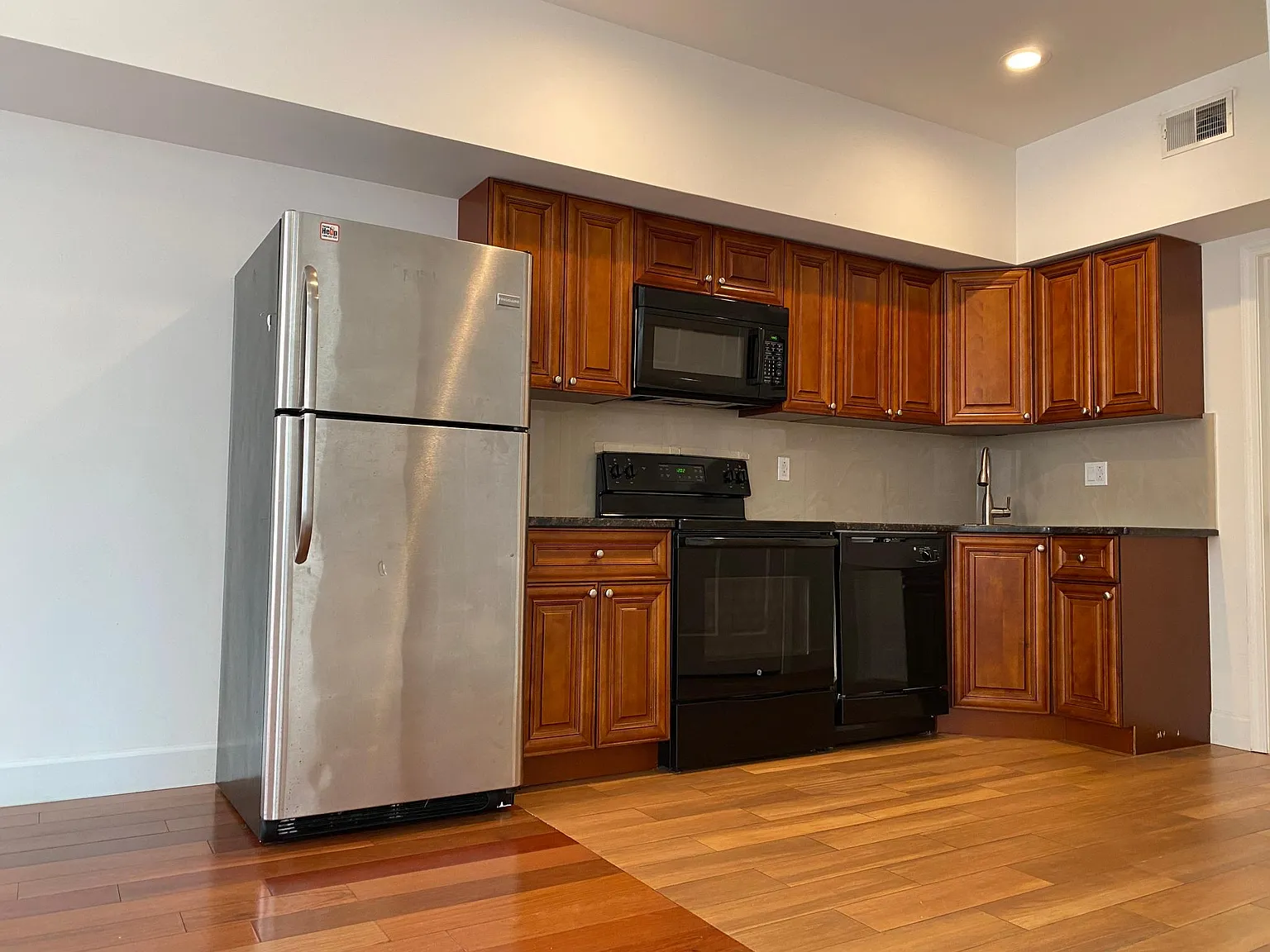 1028 Wood St — Photo 4