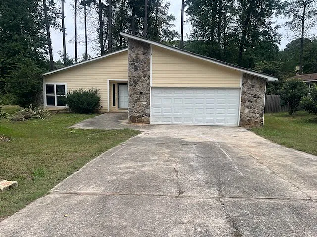 3 bed, 1898 sqft, $1,950 — Photo 1