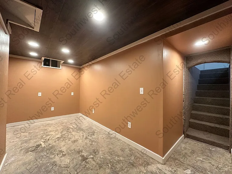 141 Texas Dr — Photo 9