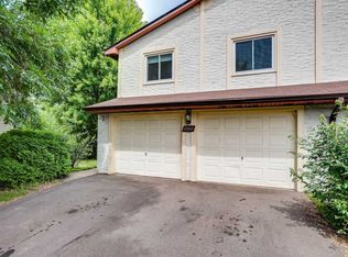 2502 Woodbridge St, Roseville, MN 55113
