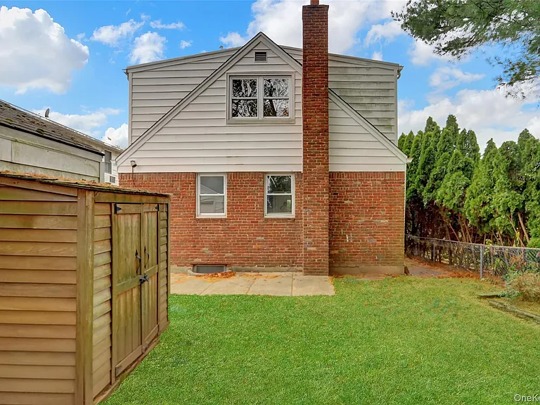 330 Harvard Rd S — Photo 6