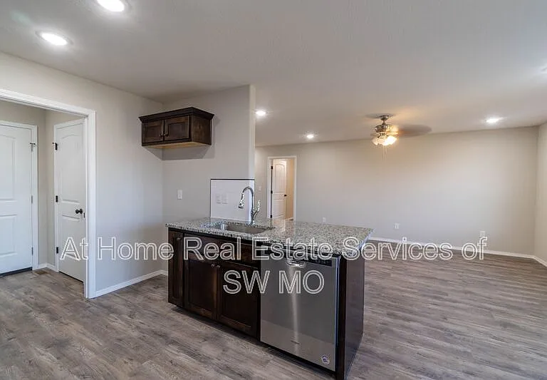 1810 S 15th Ave — Photo 3