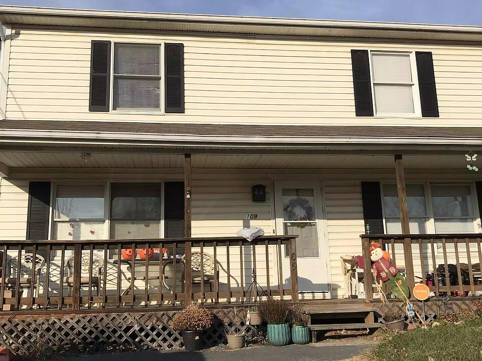 3 bedrooms fenced in yard back deck