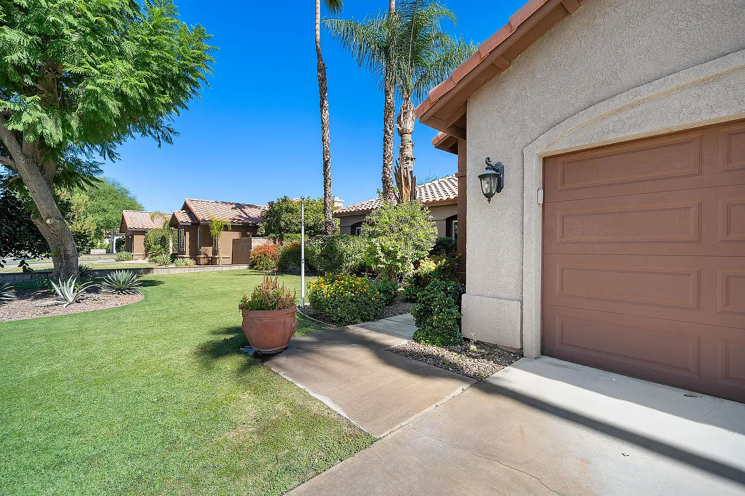 3 bed, 2200 sqft, $3,200 — Photo 2