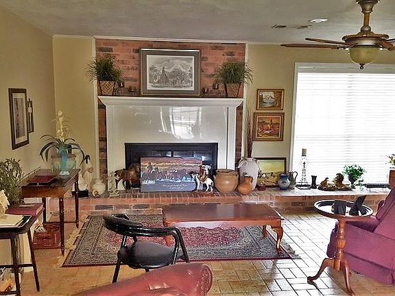 5th image of 909 Chinquapin Dr