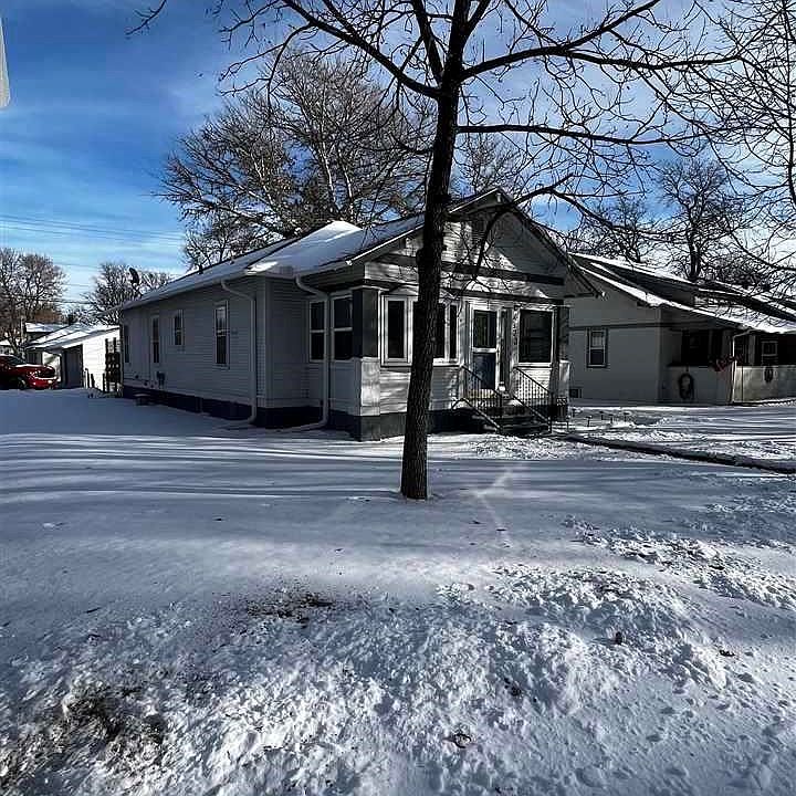2nd image of 823 Emerson Ave