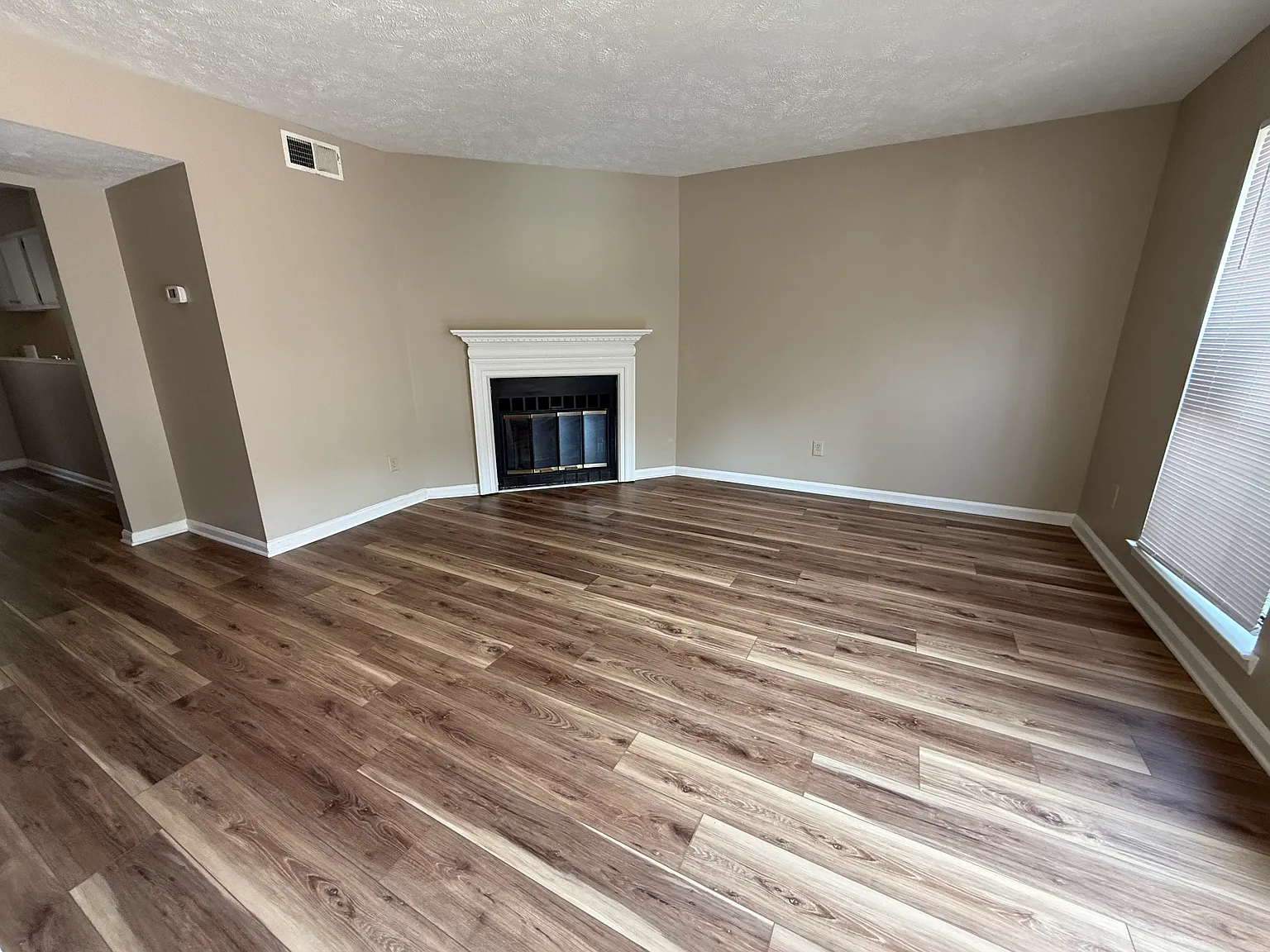 2 bed, 1.5 bath, 1100 sqft, $1,600 — Photo 4