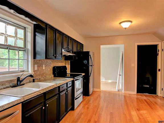 3rd image of 1065 Laural Ln