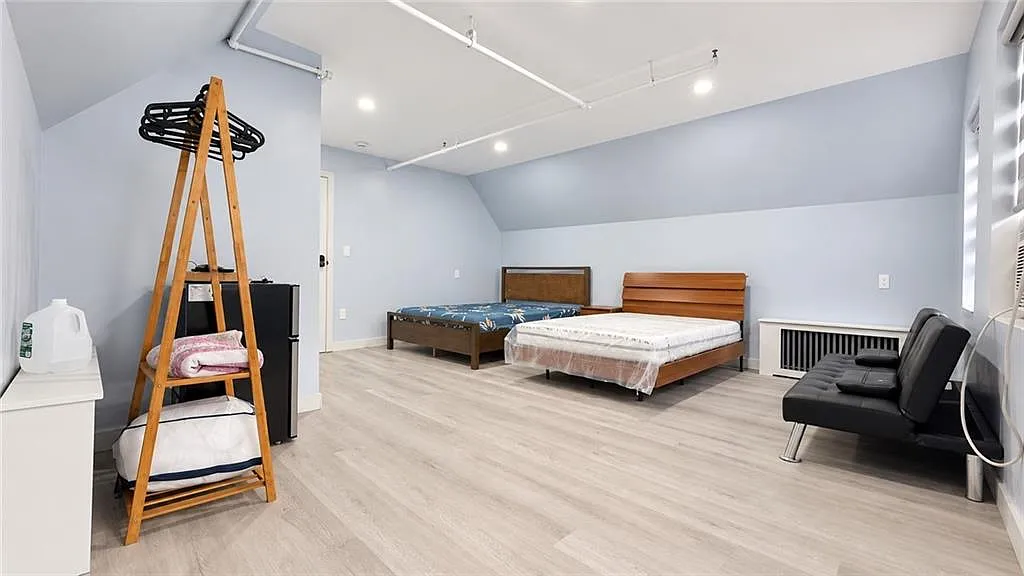 1 bed, 1.0 bath, 2964 sqft, $2,200 — Photo 2