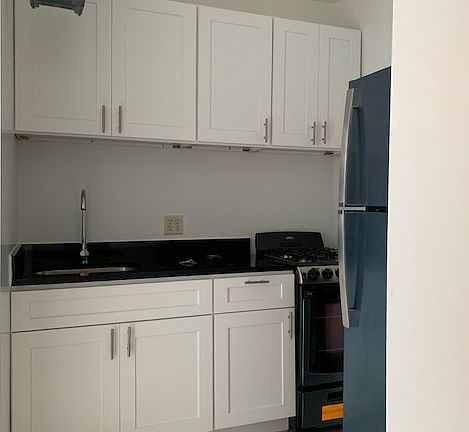 5th image of 165 W 4th St APT 24