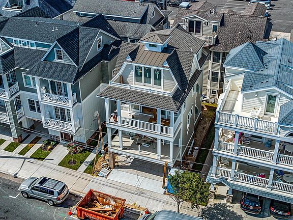2nd image of 912 Delancey Pl