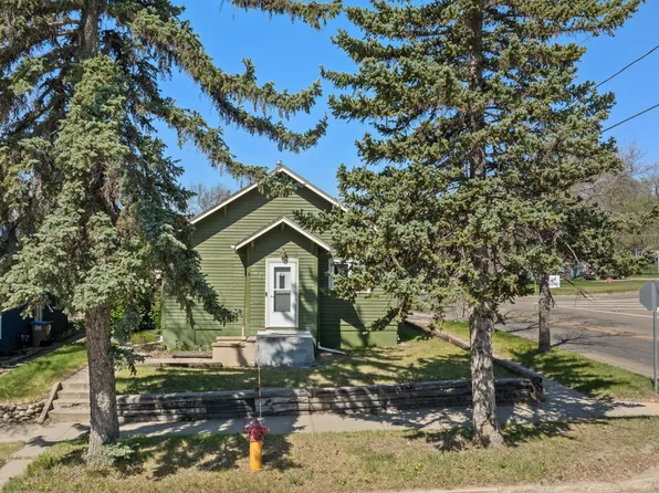 1023 3rd St NE, Minot, ND 58703