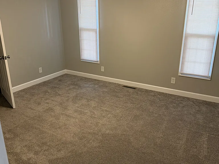 1902 Laura Ln — Photo 12