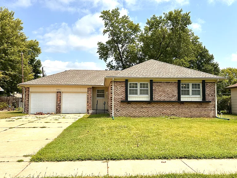832 N Waddington Ave — Photo 1