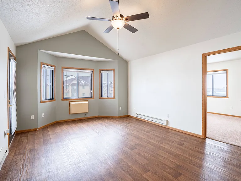 Fargo, ND Somerset Apartments | 22A | Living