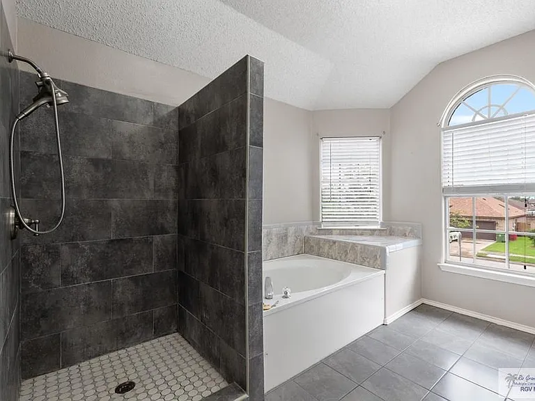2784 Woodside — Photo 25