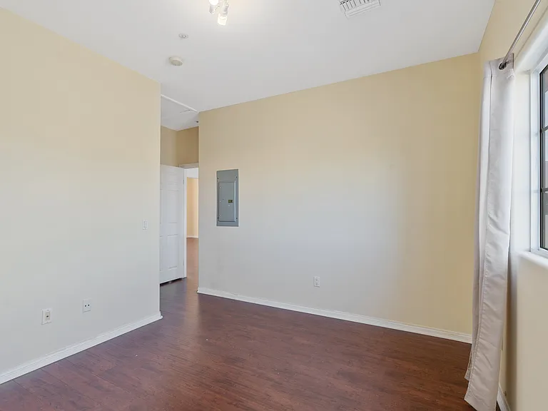 3911 Prospect Ave — Photo 36