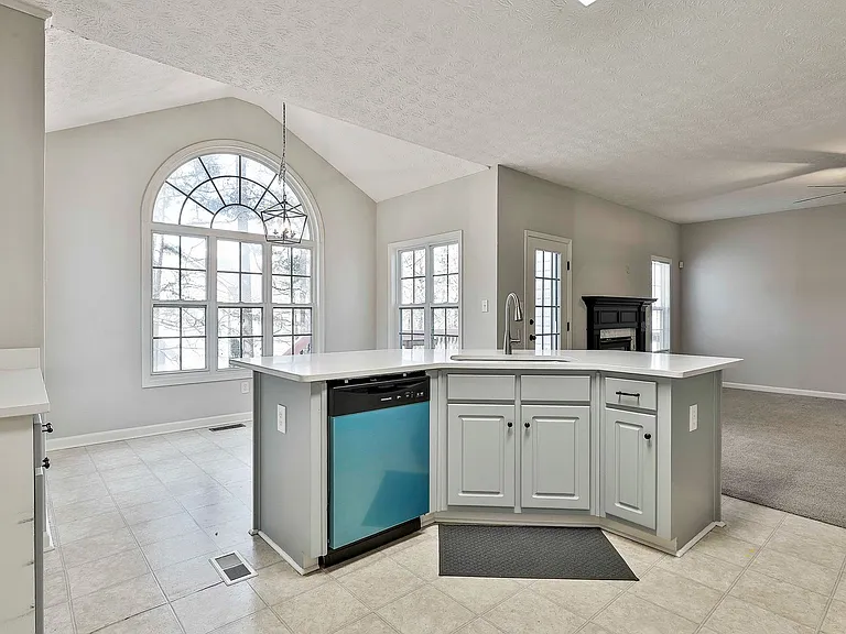 105 Edgemoore Ln — Photo 12