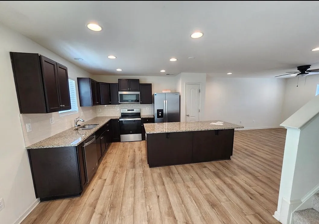 4 bed, 2.5 bath, 2300 sqft, $2,200 — Photo 4