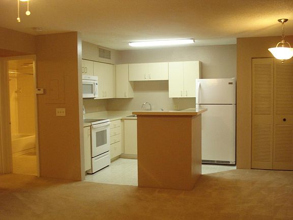 5th image of 365 Forestway Cir Unit 206
