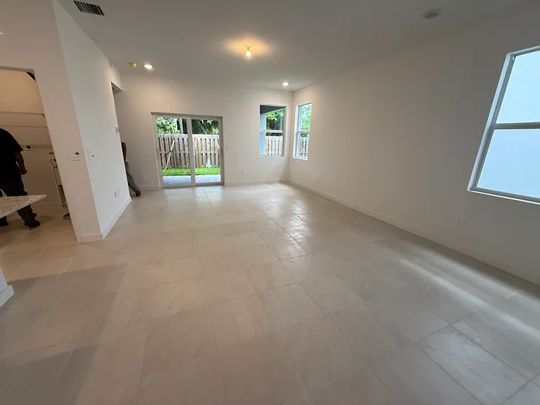 1872 NW 6th Ct — Photo 9